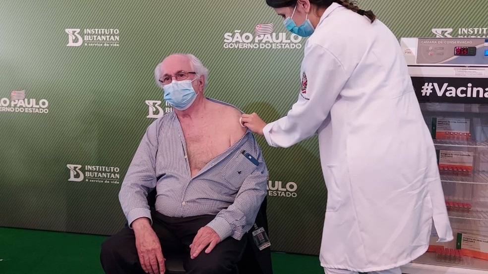 'Sentimento de esperança para que a pandemia acabe logo', diz enfermeira que aplicou primeiras doses da vacina contra Covid-19
